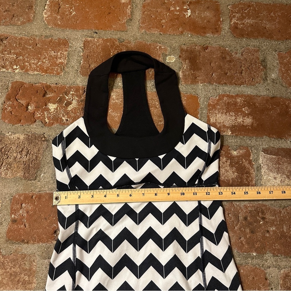 Lululemon Scoop Neck Tank in the "Arrow Chevron Polar Cream Black" pattern sz 6 - Picture 5 of 16